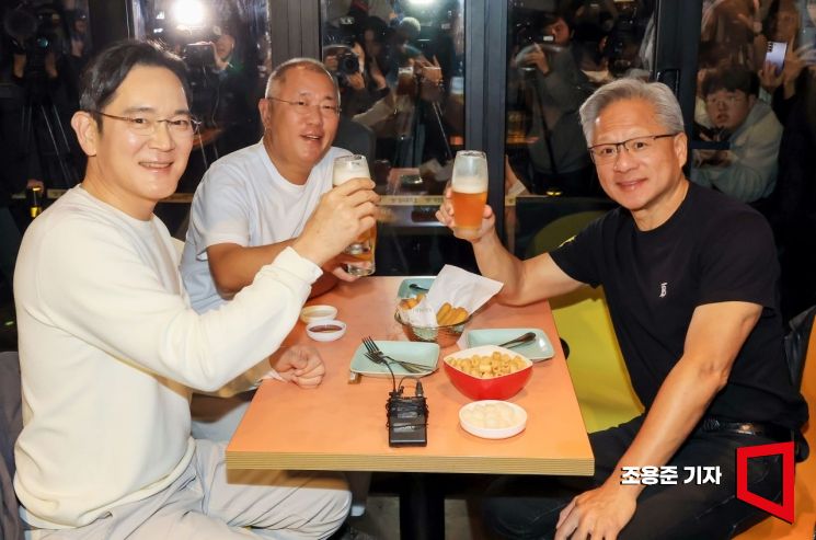 이재용 삼성전자 회장(왼쪽부터)과 정의선 현대차그룹 회장, 젠슨 황 엔비디아 최고경영자(CEO)가 30일 저녁 서울 삼성동의 한 치킨집에서 '치맥' 회동을 하고 있다. 2025.10.30 조용준 기자