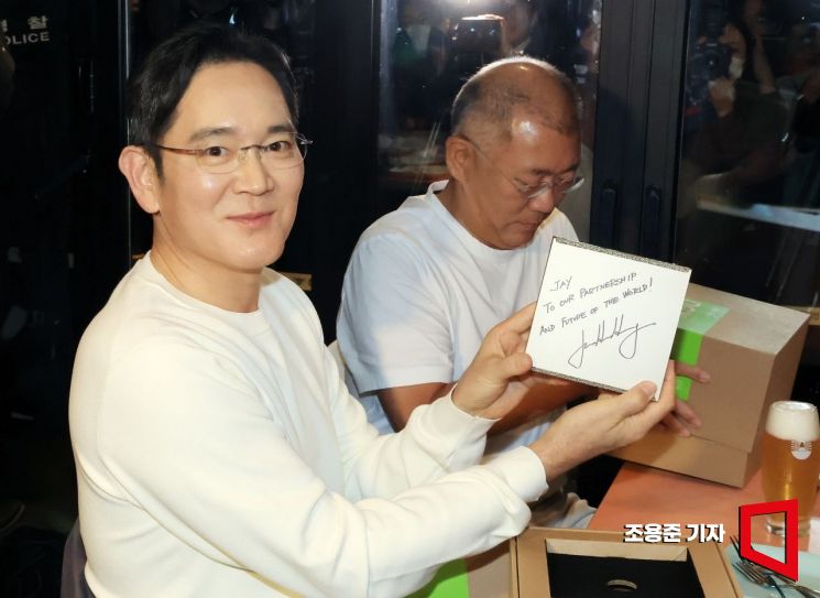 이재용 삼성그룹 회장이 30일 오후 서울 강남구 삼성역 인근 깐부치킨 매장에서 정의선 현대차그룹 회장, 젠슨 황 엔비디아 최고경영자(CEO)과 치킨 회동 중 받은 선물을 공개하고 있다. 2025.10.30 조용준 기자