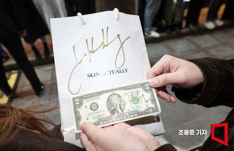 30일 서울 삼성동에서 한 시민이 젠슨 황 엔비디아 최고경영자(CEO)에게 받은 사인을 들어보이고 있다. 2025.10.30 조용준 기자