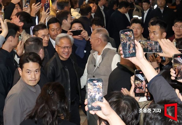 [포토] 시민들의 사진촬영에 웃는 젠슨 황 CEO