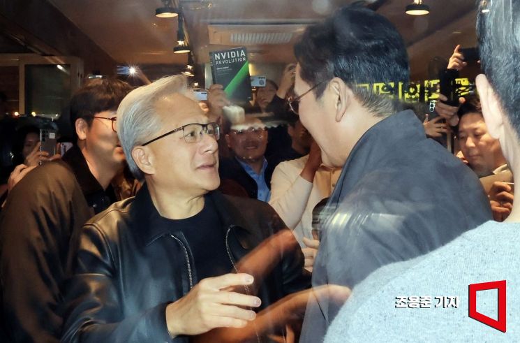 [포토] 인사하는 젠슨 황과 이재용 회장