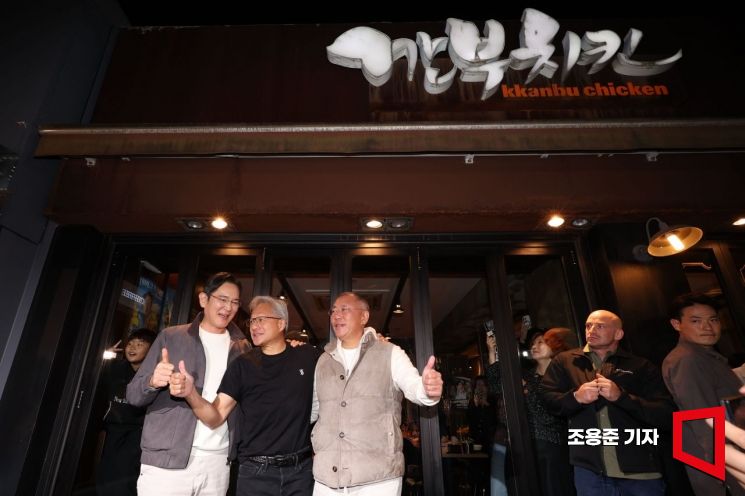 이재용 삼성전자 회장(왼쪽부터)과 젠슨 황 엔비디아 최고경영자(CEO), 정의선 현대차그룹 회장이 지난달 30일 저녁 서울 삼성동의 한 치킨집에서 '치맥' 회동을 마친 후 인사를 하고 있다.