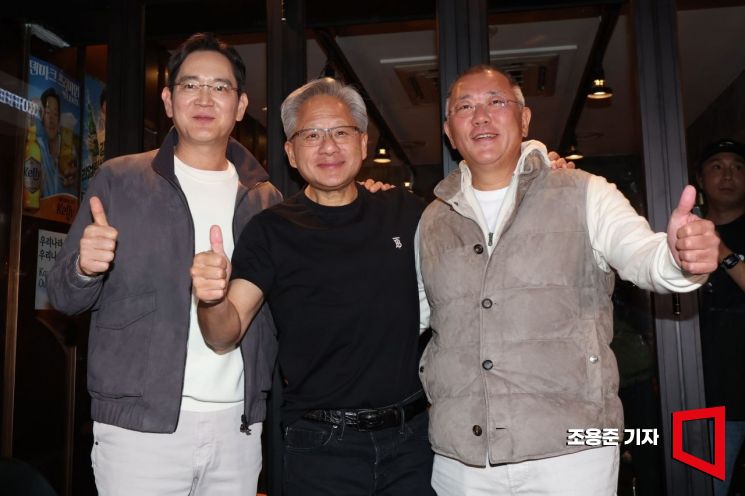 이재용 삼성전자 회장(왼쪽부터)과 젠슨 황 엔비디아 최고경영자(CEO), 정의선 현대차그룹 회장이 30일 저녁 서울 삼성동의 한 치킨집에서 '치맥' 회동을 마친 후 인사를 하고 있다. 2025.10.30 조용준 기자