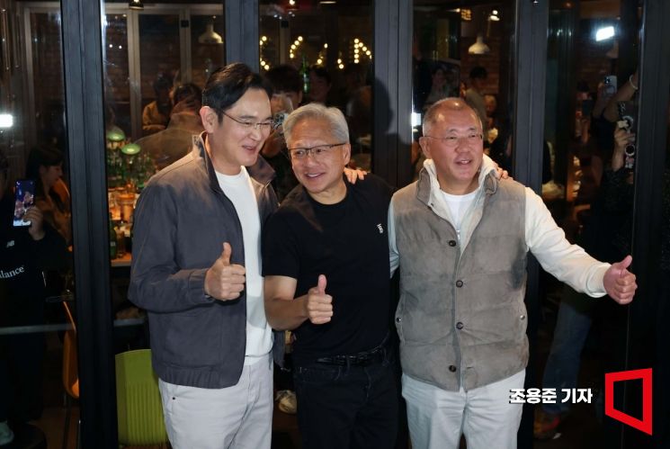 이재용 삼성전자 회장(왼쪽부터)과 젠슨 황 엔비디아 최고경영자(CEO), 정의선 현대차그룹 회장이 지난달 30일 저녁 서울 삼성동의 한 치킨집에서 '치맥' 회동을 마친 후 기념촬영을 하고 있다.