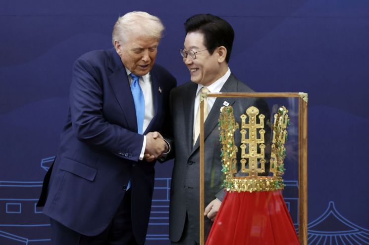 이재명 대통령이 29일 경북 경주박물관에서 도널드 트럼프 미국 대통령에게 '천마총 금관 모형'을 선물한 뒤 악수하고 있다. 대통령실통신사진기자단, 연합뉴스