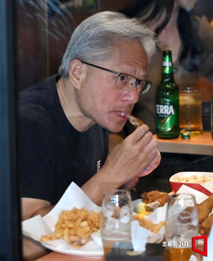 젠슨 황 엔비디아 최고경영자(CEO)가 지난달 서울 강남구 삼성역 인근 깐부치킨에서 이재용 삼성그룹 회장, 정의선 현대차그룹 회장과 회동에서 치킨을 먹고 있다.