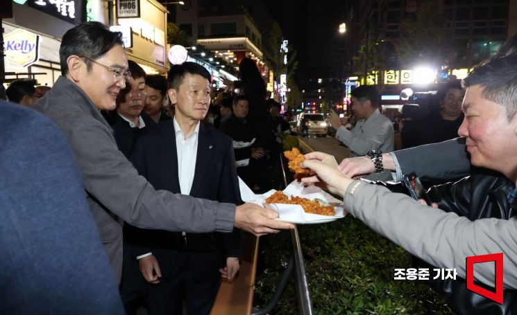 [포토] 시민들에게 치킨 나눠주는 이재용 회장