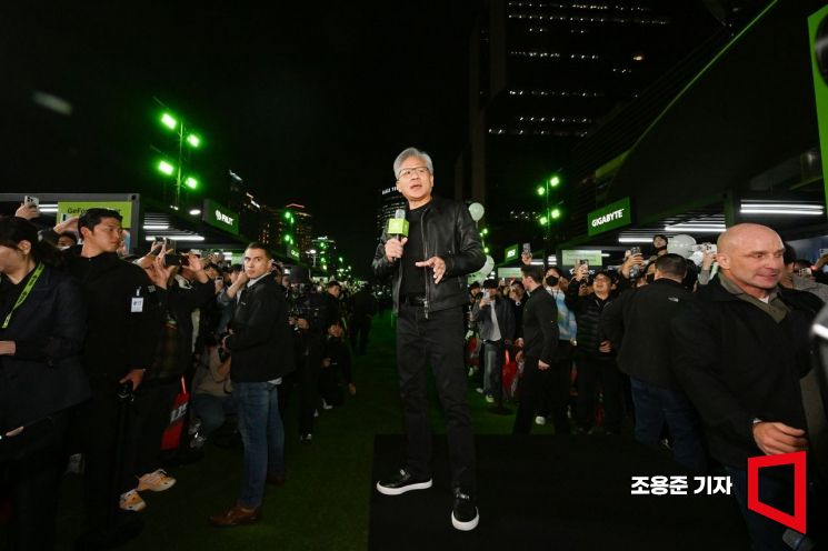 [포토] 시민들과 대화하는 젠슨황 CEO