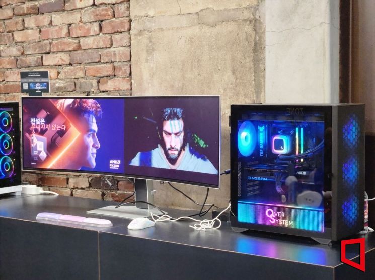 DRC 홍대에서 열린 ‘붉은사막 X AMD 팝업스토어 2025’ 1층에 마련된 모니터. AMD 라이젠(Ryzen) 프로세서 시리즈 홍보용 마케팅 슬로건 "전설은 무너지지 않는다"가 적혀있다. 사진=박유진 기자