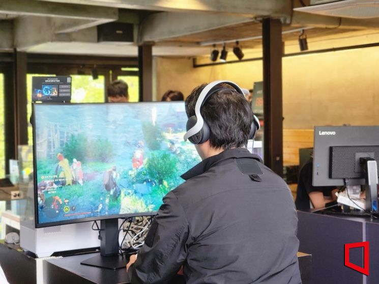 DRC 홍대에서 열린 ‘붉은사막 X AMD 팝업스토어 2025’ 2층 체험존에서 게임 '붉은사막'을 즐기고 있는 방문객 모습. 사진=박유진 기자