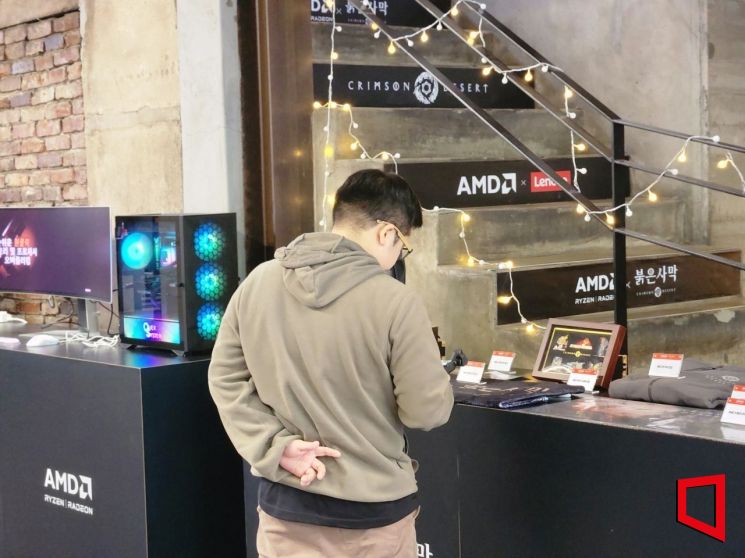 DRC 홍대에서 열린 ‘붉은사막 X AMD 팝업스토어 2025’에 들른 방문객이 현장에 마련된 굿즈를 둘러보고 있다. 사진=박유진 기자