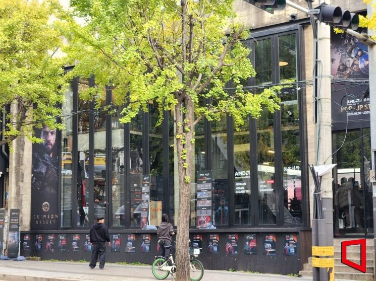 DRC 홍대에서 열린 ‘붉은사막 X AMD 팝업스토어 2025’ 외관. 사진=박유진 기자