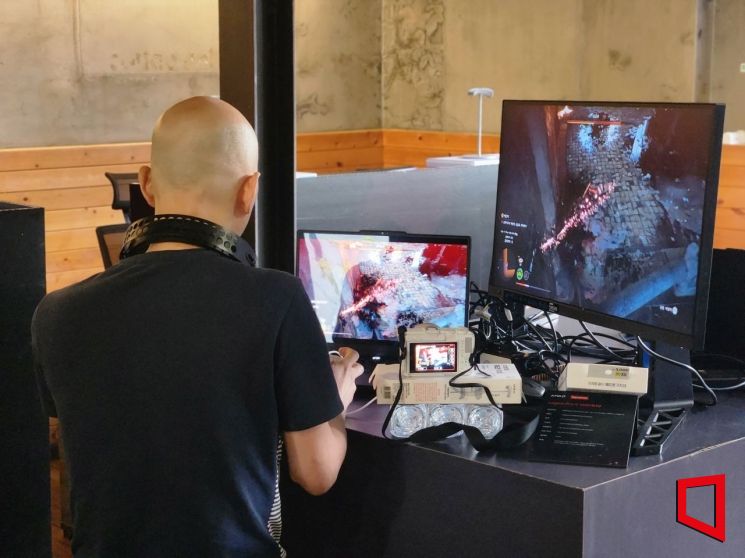 DRC 홍대에서 열린 ‘붉은사막 X AMD 팝업스토어 2025’ 2층 체험존에서 게임 '붉은사막'을 즐기고 있는 방문객 모습. 사진=박유진 기자