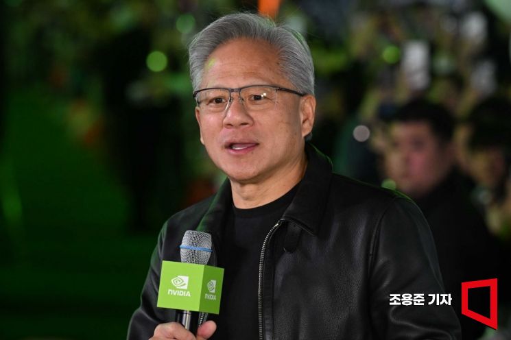 젠슨 황 엔비디아 최고경영자가 지난해 10월30일 저녁 서울 강남구 코엑스광장에서 열린 '엔비디아 지포스 게이머 페스티벌' 주요 파트너 회사 부스에서 참관객들과 대화를 하고 있다. 조용준 기자