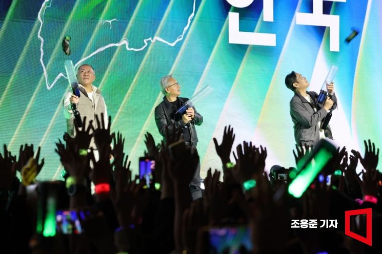 젠슨 황 엔비디아 최고경영자와 이재용 삼성전자 회장, 정의선 현대차그룹 회장이 지난달 30일 서울 코엑스에서 열린 엔비디아의 그래픽카드(GPU) '지포스' 출시 25주년 행사 단상에 올라 퍼포먼스를 하고 있다. 한국 AI팩토리의  출범을 알리는 축포로 읽혔다.