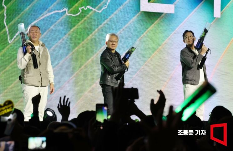 젠슨 황 엔비디아 최고경영자(CEO)와 이재용 삼성전자 회장, 정의선 현대차그룹 회장이 30일 서울 코엑스에서 열린 엔비디아의 그래픽카드(GPU) '지포스' 출시 25주년 행사 단상에 올라 퍼포먼스를 하고 있다. 조용준 기자