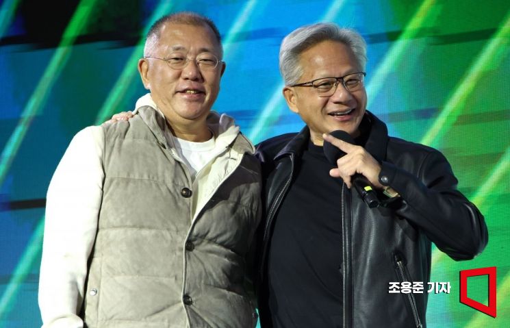 젠슨 황 엔비디아 CEO가 30일 밤 서울 강남구 코엑스광장에서 지포스(GeForce) 한국 25주년을 기념해 열린 '지포스 게이머 페스티벌'에 정의선 현대차그룹 회장과 함께 올라 인사를 하고 있다. 2025.10.30 조용준 기자