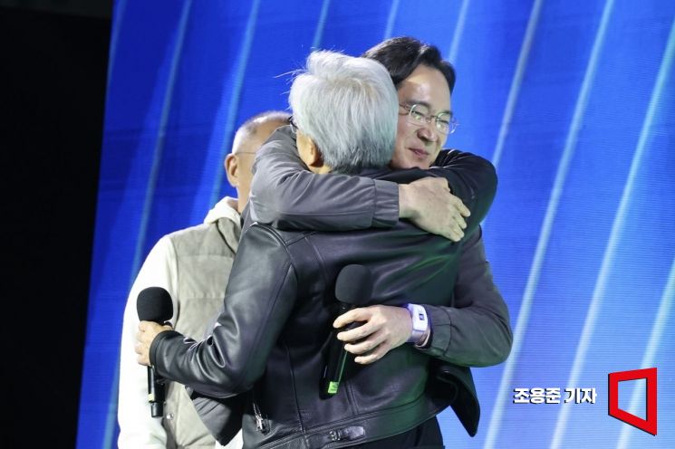 젠슨 황 엔비디아 최고경영자(CEO)가 30일 서울 강남구 코엑스에서 열린 엔비디아 지포스 게이머 페스티벌에서 이재용 삼성전자 회장과 포옹을 하고 있다. 2025.10.30 조용준 기자