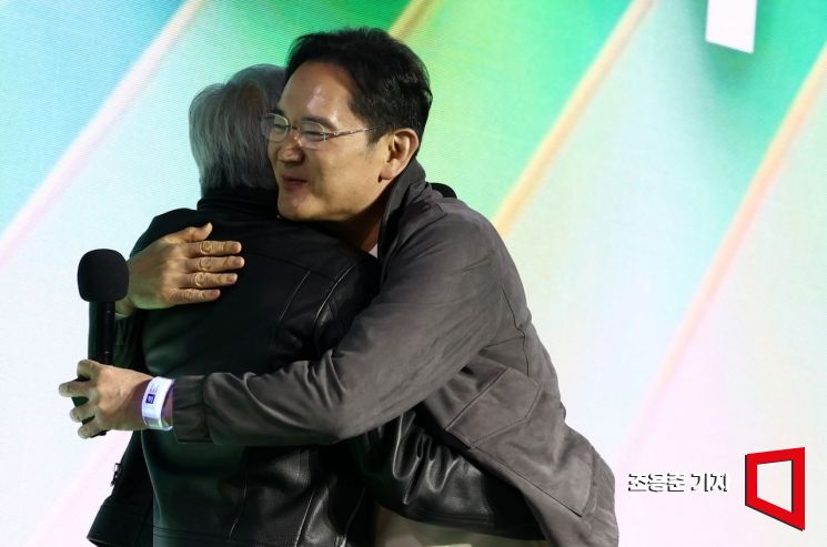 이재용 삼성전자 회장이 30일 오후 서울 강남구 코엑스 K-POP 광장에서 열린 지포스 게이머 페스티벌에서 젠슨 황 엔비디아 최고경영자와 포웅하고 있다. 2025.10.30 조용준 기자