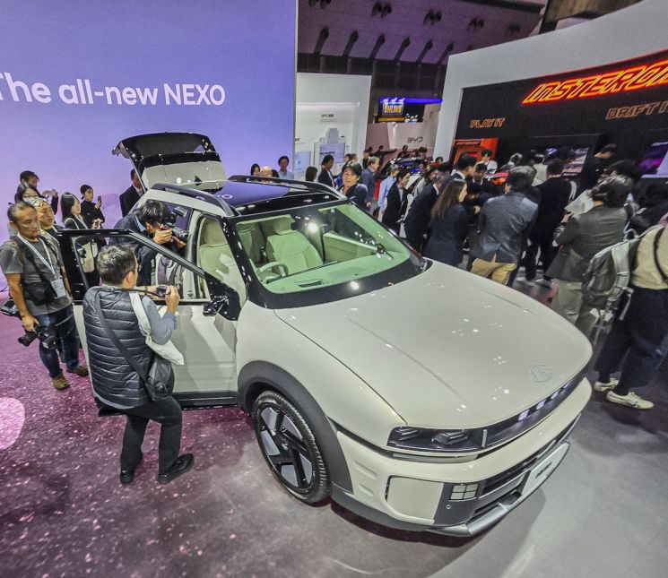 재팬모빌리티쇼2025에 전시된 현대차 신형 넥쏘. 수소 전기차로 일본에 처음 공개됐다. 내년 상반기 중 현지 판매를 시작한다. 한국자동차기자협회 제공