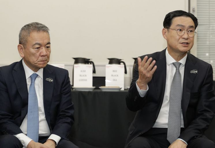 정유석 현대차 국내사업본부장(오른쪽)과 시메기 토시유키 현대차 일본법인장이 지난 29일 재팬모빌리티쇼2025가 열린 도쿄 빅사이트에서 한국 취재진과 만나 질문에 답하고 있다. 한국자동차기자협회 제공