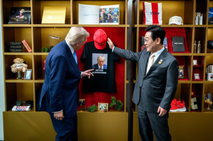 White House SNS Highlights South Korea-U.S. Summit Finale with 'Trump Mugshot T-Shirt'