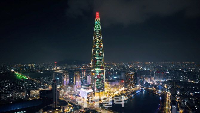 서울시 좋은빛상 미디어파사드 콘텐츠 분야 우수상을 수상한 롯데월드타워가 서울 도심 야경을 밝히고 있다. 롯데물산 제공