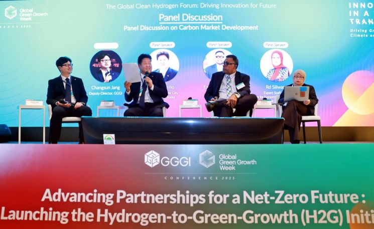 Sangho Lee, Mayor of Taebaek City, attended as a panelist at the official session "Global Clean Hydrogen Forum" of the Global Green Growth Week (GGGW 2025) held at the Westin Chosun Hotel in Seoul on the 29th, presenting the vision for a just transition based on clean hydrogen and clean methanol on behalf of local governments in South Korea. Provided by Taebaek City