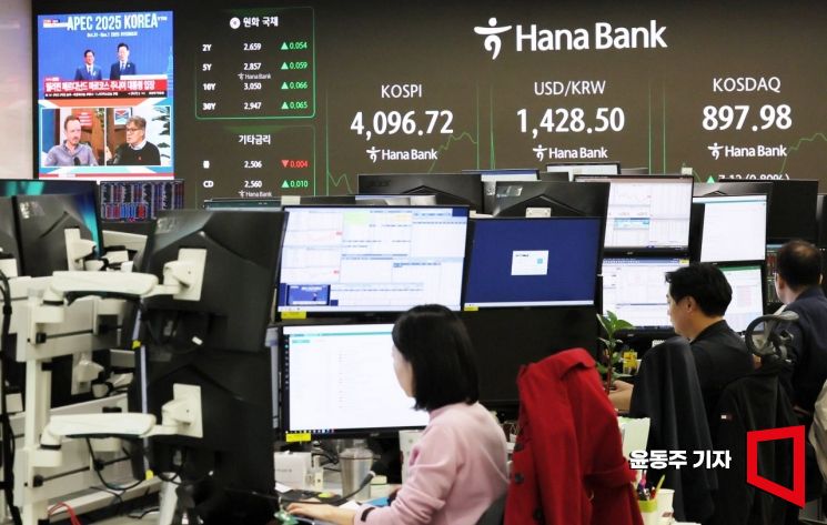 지난달 31일 코스피 지수가 하락 출발 후 반등에 성공하면서 최고치 경신에 다시 한번 도전하고 있다. 서울 중구 하나은행 딜링룸 현황판에 각종 지수와 환율이 표시되고 있다. 2025.10.31 윤동주 기자