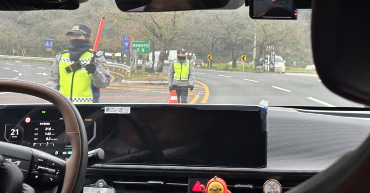 31일 경북 경주 보문단지 초입. 경찰이 들어오는 차량에 대해 검문검색을 진행하고 있다/사진=황서율 기자chestnut@