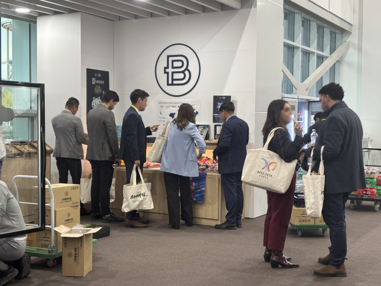 31일 경북 경주 APEC 국제미디어센터 간식 코너. 외신 기자들이 파리바게트와 '케이팝 데몬 헌터스'이 콜라보한 제품 앞에 모여있다/사진=황서율 기자chestnut@
