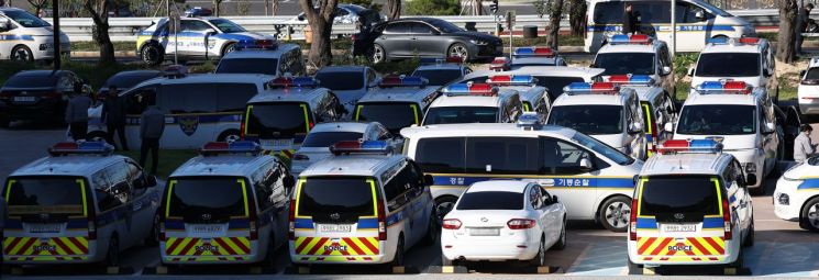 2025 경주 아시아태평양경제협력체(APEC) 정상회의를 앞두고 경찰이 경북도에 '갑호비상'을 발령한 28일 경북 경주시 보문동 한 주차장에 마련된 경찰 현장지휘소에 전국에서 모인 기동 순찰 차량이 집결해 있다. 연합뉴스