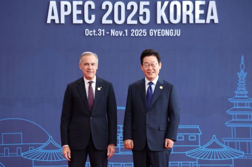 이재명 대통령이 31일 경주화백컨벤션센터(HICO)에서 열린 2025 아시아태평양경제협력체(APEC) 정상회의에 참석한 마크 카니 캐나다 총리를 맞이하고 있다. 연합뉴스