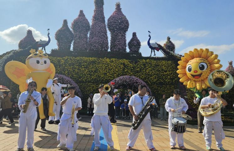 전남 함평군에서 열린 '대한민국 국향대전'에서  '브라스밴드 퍼레이드 및 공연'이 펼쳐지고 있다. 함평군 제공
