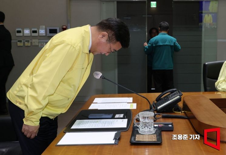 [포토] 인사하는 윤호중 행안부 장관