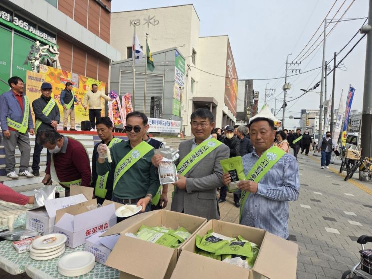 정읍시가 31일까지 서울 관악구에서 열린 '제22회 전북도 농특산물 명품큰장터'에서 도시민들의 뜨거운 호응을 받았다. 정읍시 제공