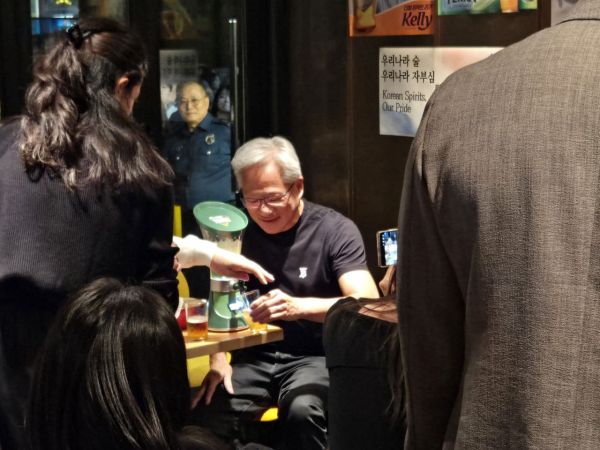 30일 서울 삼성동 깐부치킨에서 젠슨황 엔비디아 최고경영자(CEO)가 하이트진로 테라 마크가 찍힌 소맥제조기를 살펴보고 있다. 노경조 기자