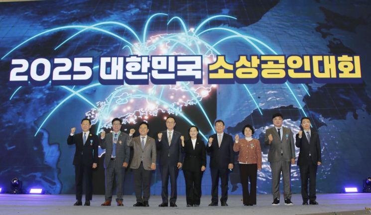 송치영 소상공인연합회 회장(왼쪽 네번째)과 한성숙 중소벤처기업부 장관(왼쪽 다섯번째)이 31일 경기 고양시 일산 킨텍스에서 열린 '2025 소상공인대회'에 참석한 뒤 기념 사진을 촬영하고 있다. 소공연