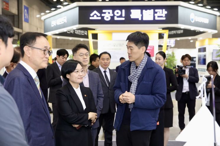 한성숙 중소벤처기업부 장관, 송치영 소공연 회장 등이 31일 경기 고양 킨텍스에서 열린 '2025 대한민국 소상공인대회'를 방문해 부스를 둘러보고 있다. 중기부