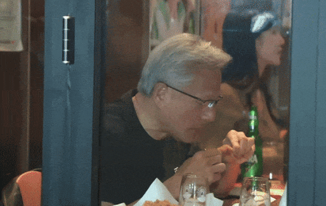 31일 여러 온라인 커뮤니티에는 '젠슨 황, 이재용 치킨 발골 실력'이라는 제목의 글이 올라왔다. 해당 게시물에서 공유한 영상에는 전날 황 CEO, 이 회장, 정 회장 등 세 사람이 '치맥 회동'에서 치킨을 발라 먹는 모습이 담겼다. 온라인 커뮤니티