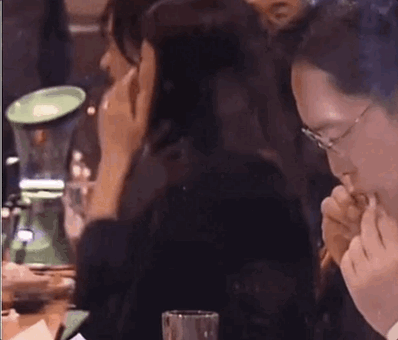 31일 여러 온라인 커뮤니티에는 '젠슨 황, 이재용 치킨 발골 실력'이라는 제목의 글이 올라왔다. 해당 게시물에서 공유한 영상에는 전날 황 CEO, 이 회장, 정 회장 등 세 사람이 '치맥 회동'에서 치킨을 발라 먹는 모습이 담겼다. 온라인 커뮤니티