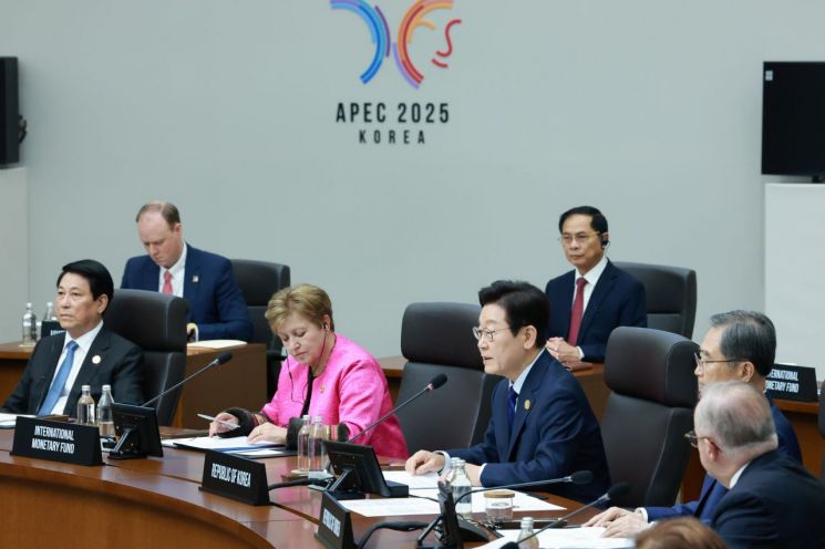 이재명 대통령이 31일 경주화백컨벤션센터(HICO)에서 열린 2025 아시아태평양경제협력체(APEC) 정상회의 제1세션을 주재하고 있다. 연합뉴스