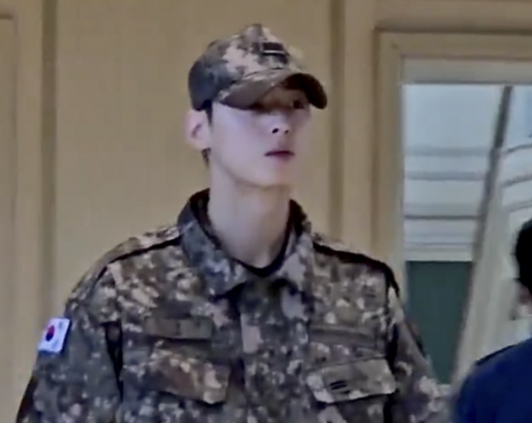 군 복무 중인 가수 겸 배우 차은우의 모습이 포착됐다. 온라인 커뮤니티