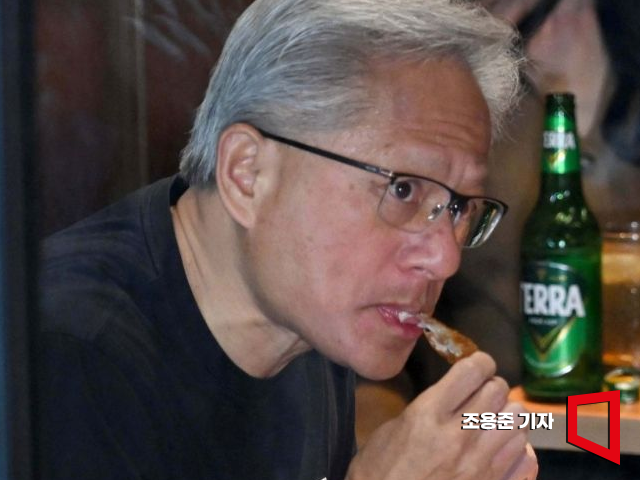 젠슨 황 엔비디아 최고경영자(CEO)가 30일 저녁 서울 강남구 삼성역 인근 깐부치킨에서 이재용 삼성그룹 회장, 정의선 현대차그룹 회장과 회동에서 치킨을 먹고 있다. 조용준 기자