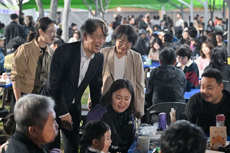 김이강 광주 서구청장이 지난 24일 상무시민공원에서 열린 골목상권과 함께 서구 ‘어울림 한마당’에서 생활권 정책부스, 18개 동 부스 등을 살펴보며 주민들을 격려하고 있다. 광주 서구 제공