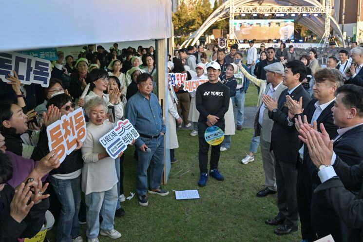 김이강 광주 서구청장이 지난 24일 상무시민공원에서 열린 골목상권과 함께 서구 ‘어울림 한마당’에서 생활권 정책부스, 18개 동 부스 등을 살펴보며 주민들을 격려하고 있다. 광주 서구 제공