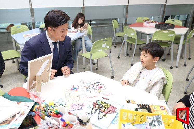 조용익 부천시장이 지난 5월 한국만화박물관 어린이날 행사에서 아이들과 함께 환하게 웃고 있다. 경기 부천시