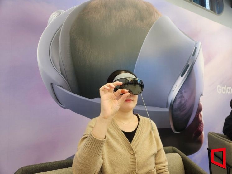 기자가 '갤럭시 XR'로 클릭 버튼을 실행하고 있다. 손가락으로 집게 모양을 만들면 클릭 버튼을 누르는 효과가 있다. 사진=박유진 기자