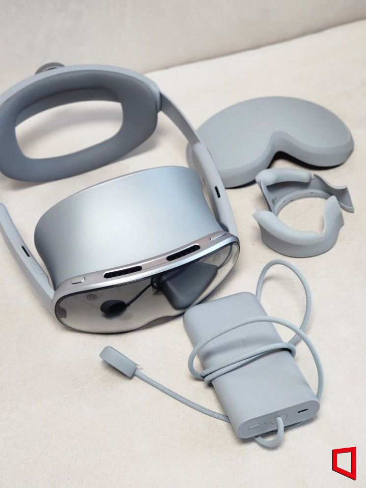 갤럭시 XR 구성품. 왼쪽 위부터 시계방향으로 본품, 보호 커버, 외부광 차단 패드(좌/우), 전원 케이블과 외장 배터리가 있다. 이외에도 이마 쿠션 간격 조절기(얇음/두꺼움), 이마 쿠션, USB 전원 어댑터, USB 케이블, 청소용 천, 빠른 시작 가이드와 같은 구성품이 추가로 제공된다. 사진=박유진 기자