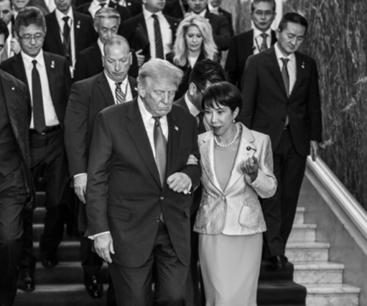 도널드 트럼프 대통령이 29일 일본 방문을 마치고 다카이치 사나에 일본 총리와 팔짱을 한 사진을 게시했다. 도널드 트럼프 대통령 트루스소셜